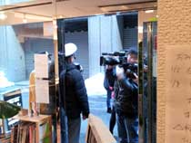 この後ろ姿は！！誰かわかりますか？彼を含め有名お笑い芸人さんが3人撮影に。