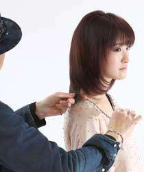 撮影するギリギリまでスタイリング。毛先までこだわって撮影します。